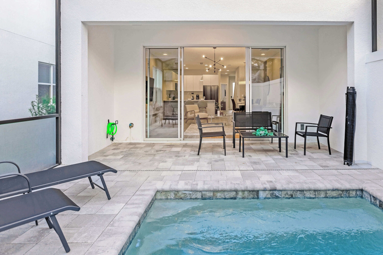 Interior 2, Upstay: Modern Family Townhome With Pool & Patio, Lake
