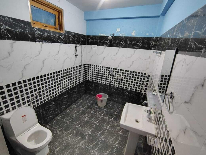 Bathroom 3, Brother's In Mountains, Kullu