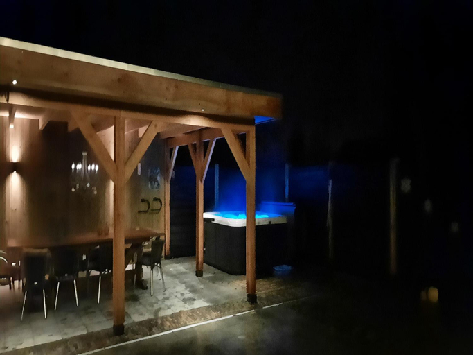 Food & Drinks 4, Stylish Farmhouse with Spa Tub, Achtkarspelen