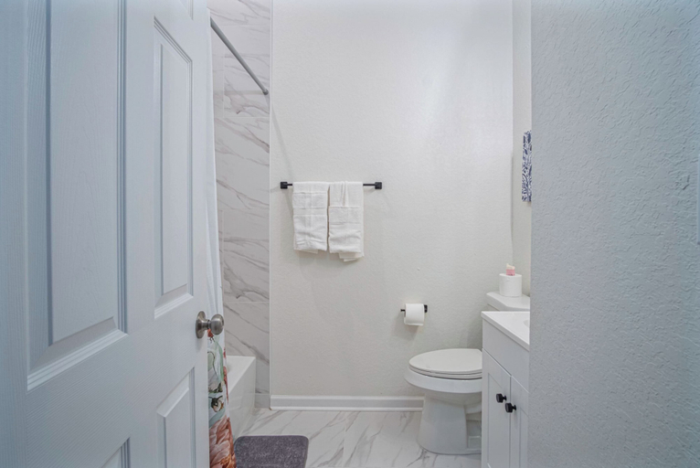 Bathroom 4, Bright and Clean 3 Bedroom Near Fun Riverwalk!, Bexar