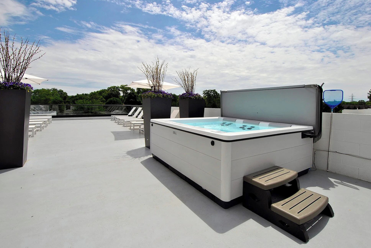 Outdoor spa tub 5, Landing Apartments Royal Oak Madison Heights