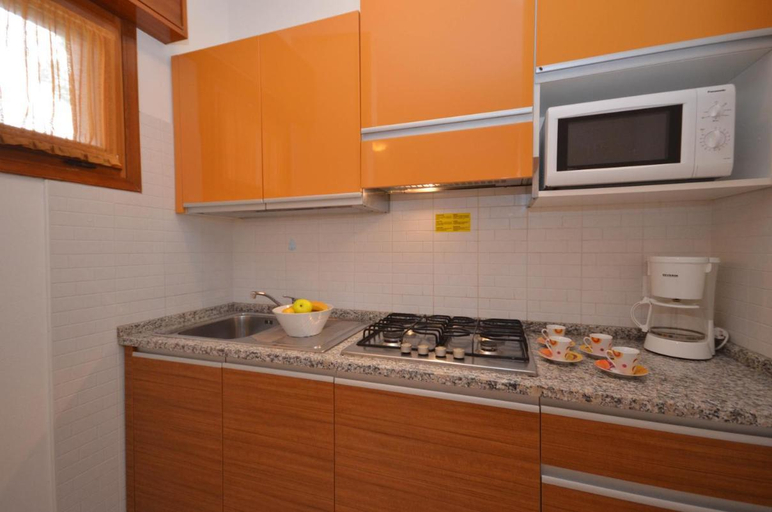 Kitchen 5, Apartment With Pool View-beahost, Venezia