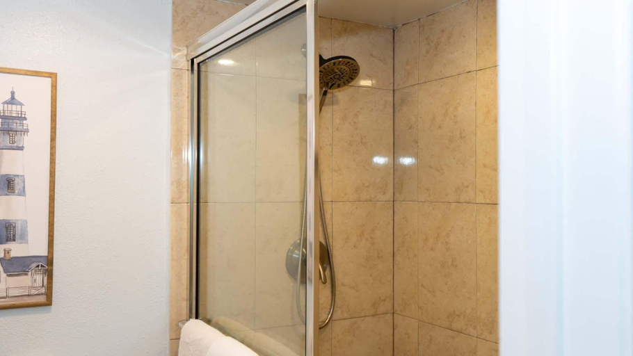 Bathroom 2, Sleeps 10 Direct Beach Heated Pool 3 Bedroom Apts, Cameron