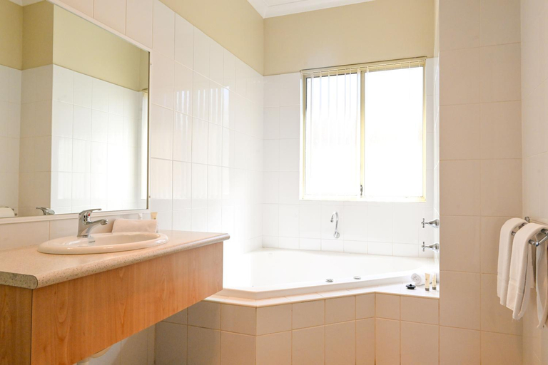 Bathroom 3, Collie Ridge Motel, Collie