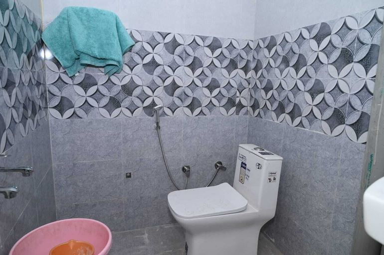 Bathroom, Shri Dham Hotel And Resort, Faizabad