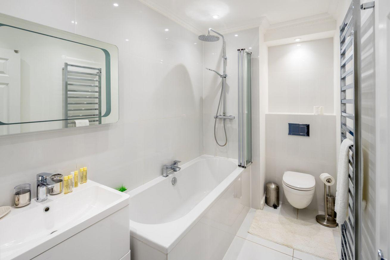Bathroom, Stunning flat with garden in West London, London