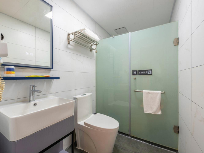 Bathroom 5, 7 Days Inn Guangzhou Xinshi Baixin Plaza, Guangzhou