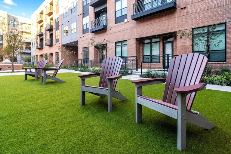 Courtyard, Landing Furnished Apartments - Plano, Collin
