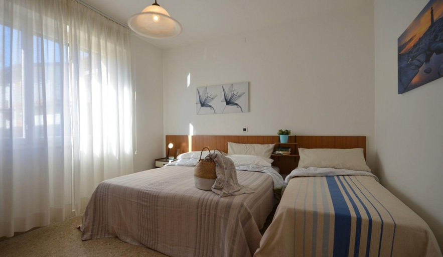 Bedroom 5, Spacious apartment near the beach in Lignano, Udine