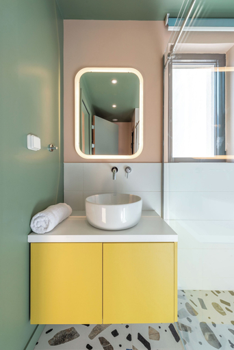 Bathroom 5, Corto Maltese, Attica