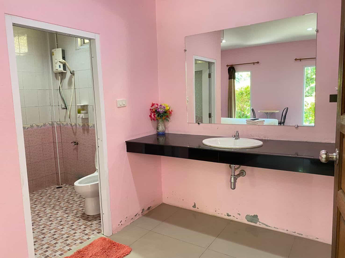 Bathroom, Naitawan Resort(นายตะวันรีสอร์ท), Hat Yai