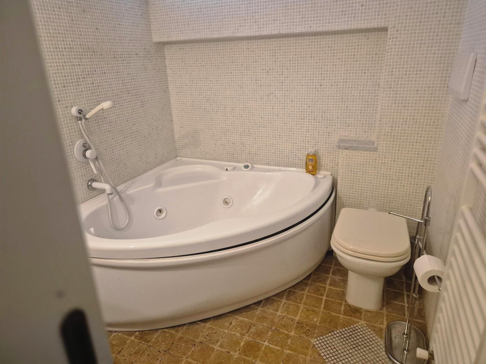 Private spa tub