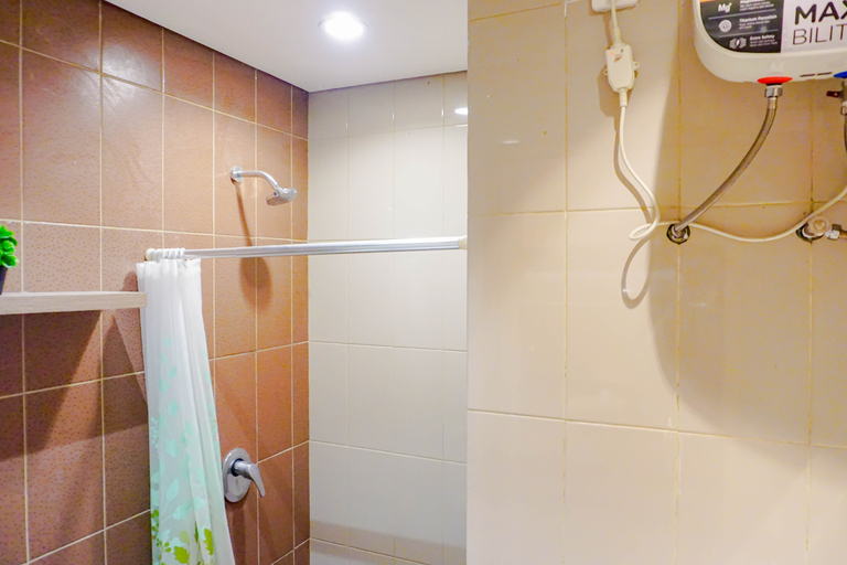 Bathroom 5, Wooden Accent Studio at Atlanta Residence By Travelio, Depok