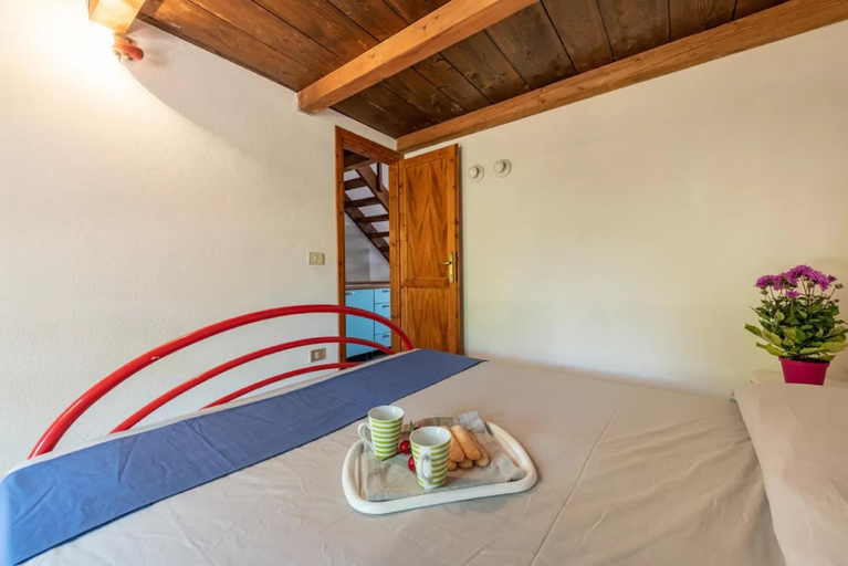 3, Cozy apartment with furnished patio, Nuoro