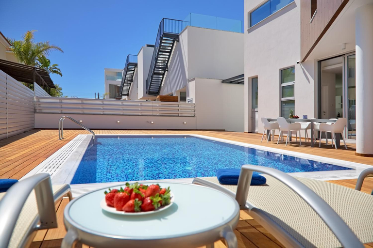 Sport & Beauty 2, Seaview Luxury Villa Jacuzzi & Pool! 2 Min Beach