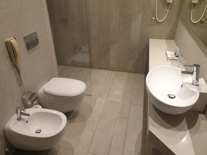 Bathroom 4, Promenade Hotel, El Metn