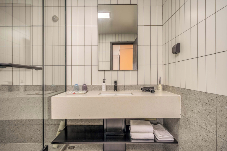 Bathroom, Dahua Group Xinn Hotel, Haikou