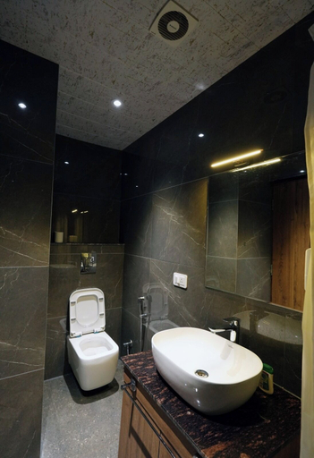 Bathroom, The Highlands, Garhwal