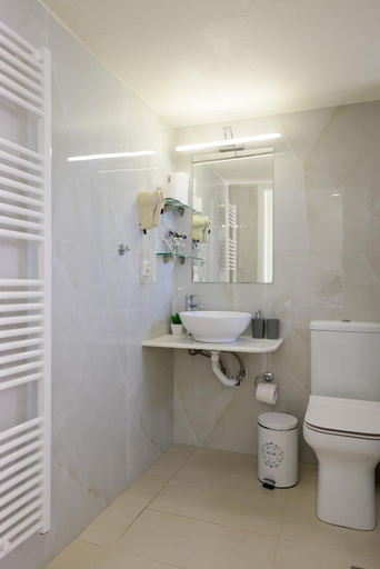 Bathroom 4, Bellevue Suites, Crete
