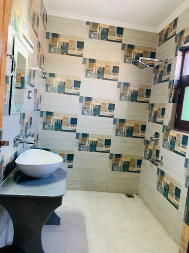 Bathroom 4, Hotel Shuhrah-I-Afaq, Badgam