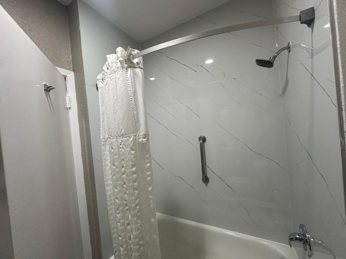 Bathroom 4, Studio 6 Houston, TX - Westchase, Houston