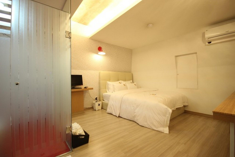 Bedroom 2, Busan Goejeong September, Saha