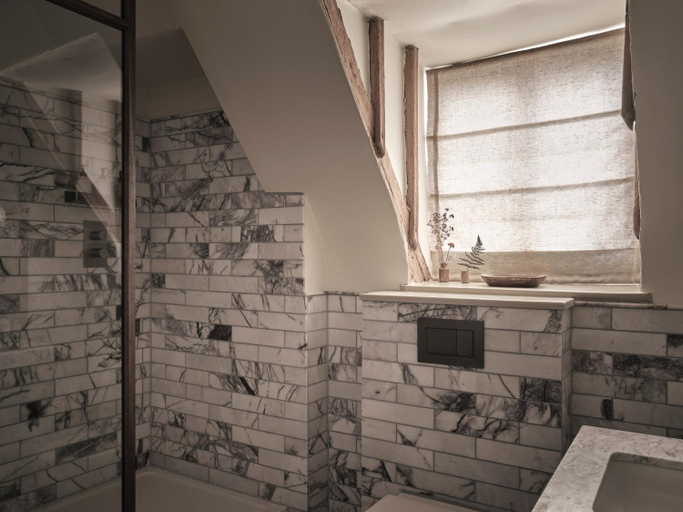 Bathroom 3, Bull at Burford, Oxfordshire