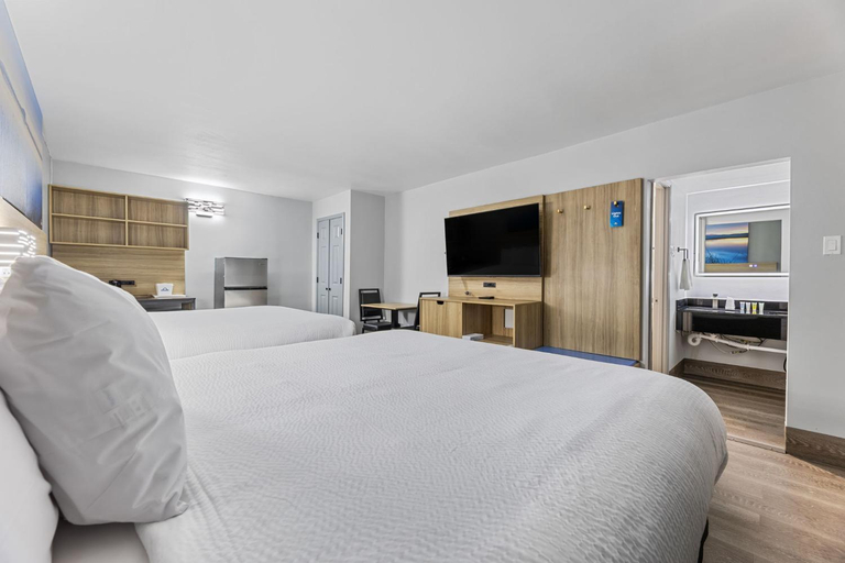 Bedroom 3, Days Inn & Suites by Wyndham Texas City, Galveston