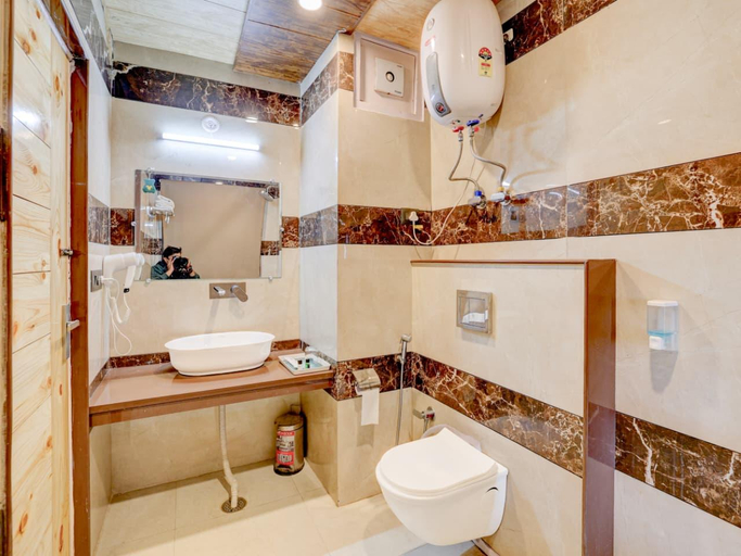 Bathroom 4, Omavya Cottage, Kullu