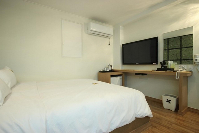Bedroom 3, Busan Goejeong September, Saha