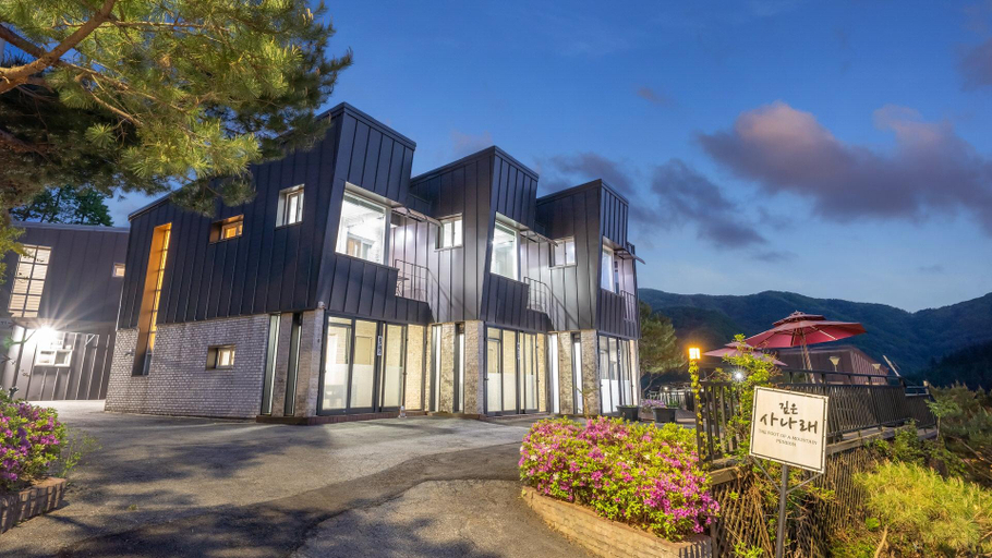 Exterior & Views