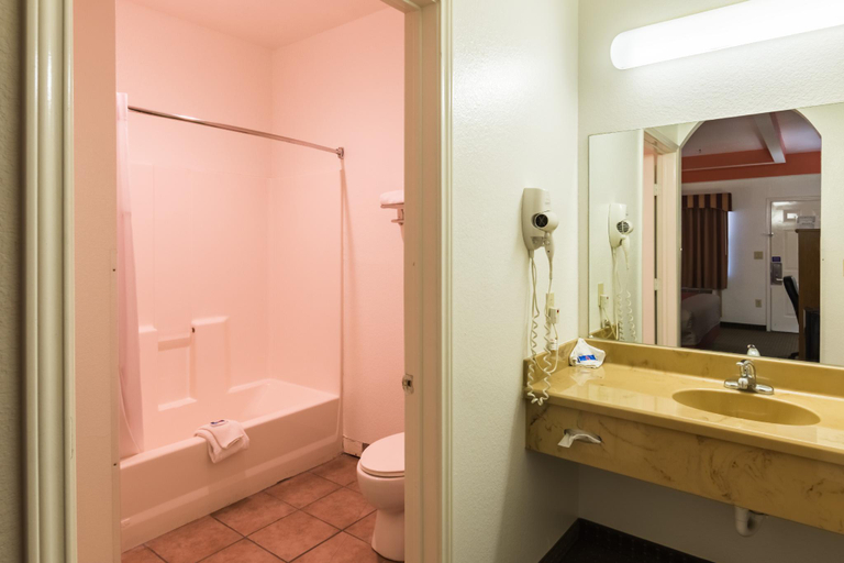 Bathroom 3, モーテル 6 アルバラド テキサス, Johnson