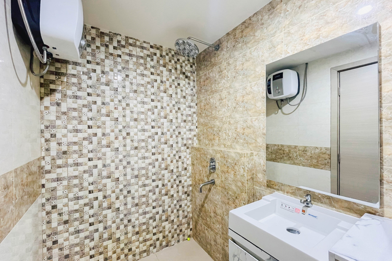 Bathroom 5, Cozy and Modern Studio at Mataram City Apartment By Travelio, Sleman