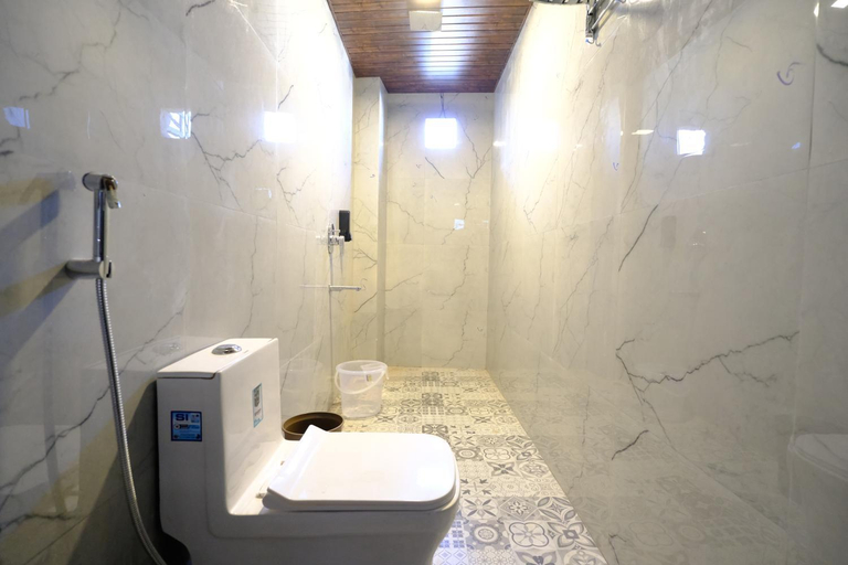 Bathroom 2, Ganesha bunk beds and Hotel, Udaipur