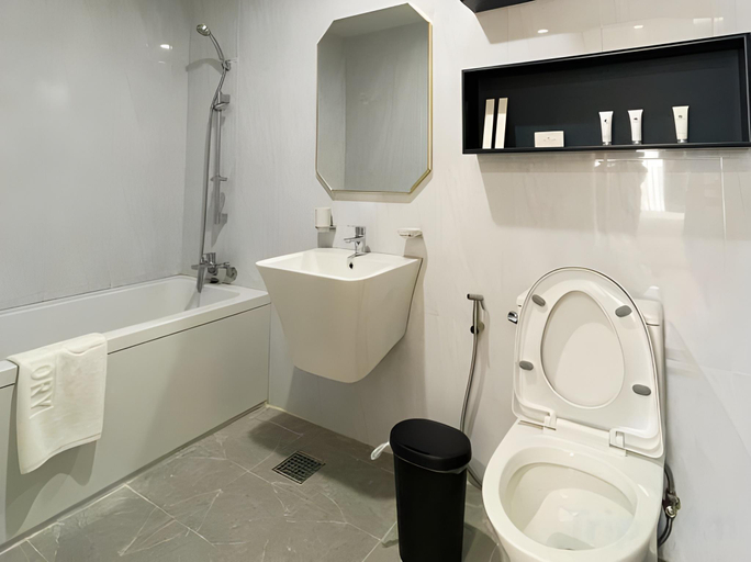 Bathroom 5, The Glory Hotel, Mabalacat