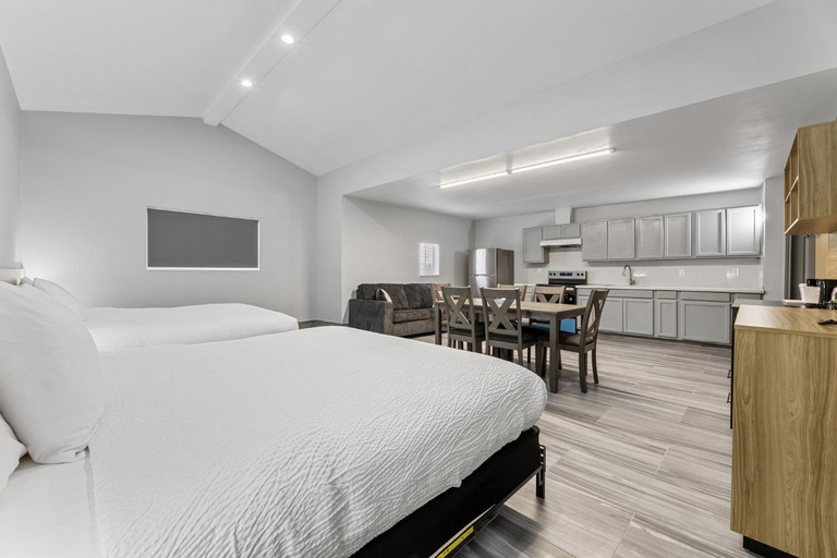 Bedroom 3, Days Inn & Suites by Wyndham Texas City, Galveston