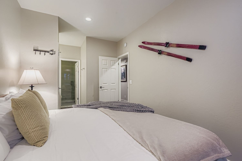 Room 3, Peaceful Lift Line Condo 207 3 Bedroom Condo, Summit