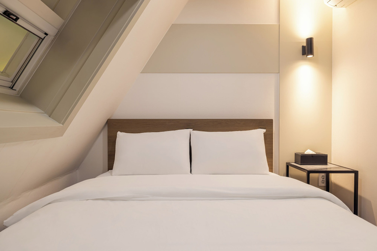 Room 3, Hotel Stay In, Jung