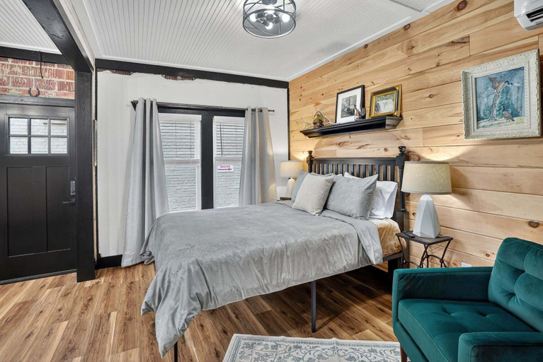 Room 4, Rustic Ky Retreat, Columbia House Unit B Apts, Pulaski