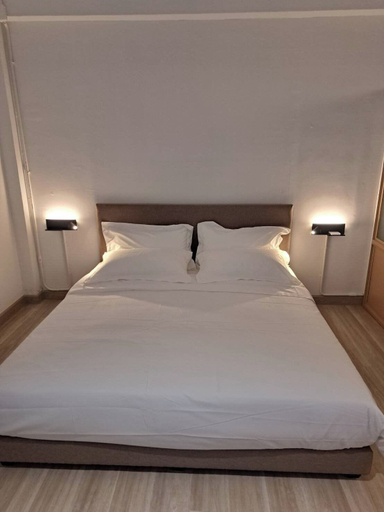 Room 2, Brown H, Pom Pram Sattru