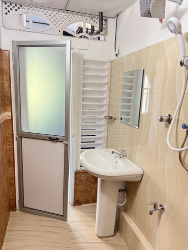 Bathroom 3, SEBASTIAN TRANSIT KATUNAYAKE, Katana