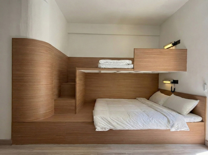 Room 5, Brown H, Pom Pram Sattru