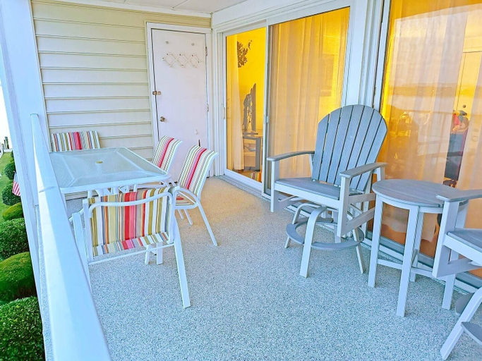 Outdoor dining 3, Thunder Island 147d 2 Bedroom Condo by RedAwning, Worcester