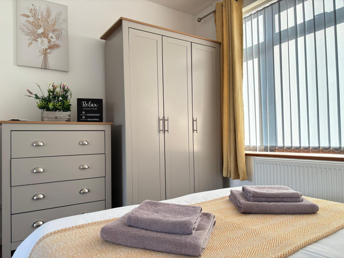 Bedroom, Gatwick Studio, Surrey