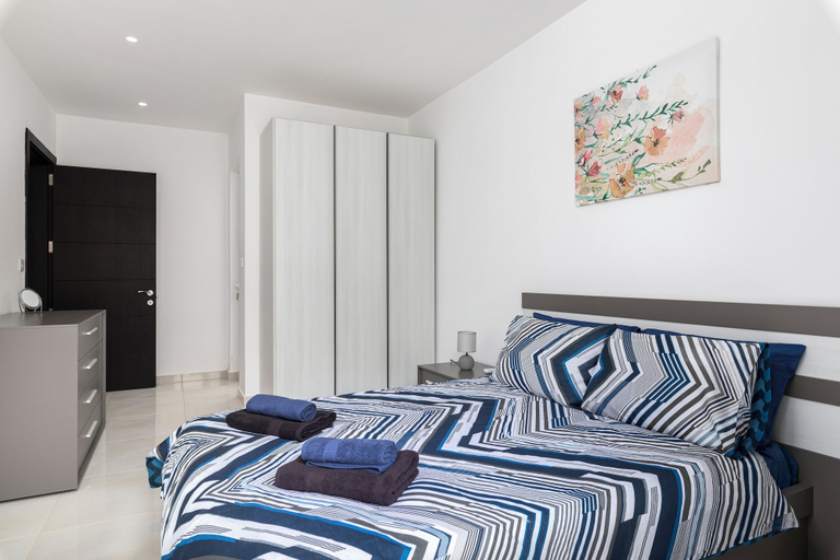 Room 2, Modern Stylish 3 BR APT with Balcony