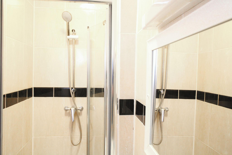 Bathroom 2, Pebbles Guest house, Southampton