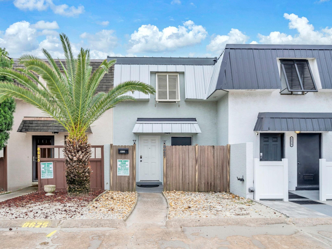 Exterior & Views 1, Surfs Up, Bay