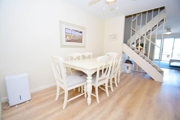 Dining, Vantage Point 5 2 Bedroom Townhouse by RedAwning, Worcester