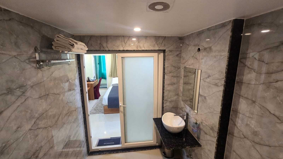 Bathroom 3, Hotel Vindhya Ganga Inn, Varanasi