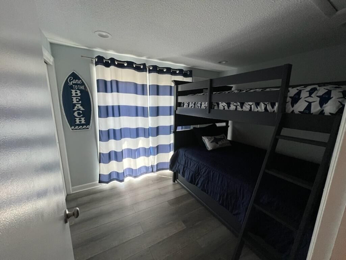 Room 3, Harbour Bay 34 2 Bedroom Townhouse by RedAwning, Worcester